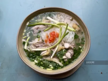 Phở là món ăn sáng phổ biến nhưng nếu ăn quá nhiều có thể khiến đường huyết tăng cao. Ảnh: Kiều Vũ