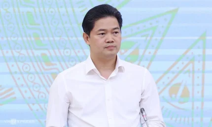 Thứ trưởng Y tế Vũ Mạnh Hà trả lời tại họp báo Chính phủ, trưa 3/10. Ảnh: Hoàng Phong