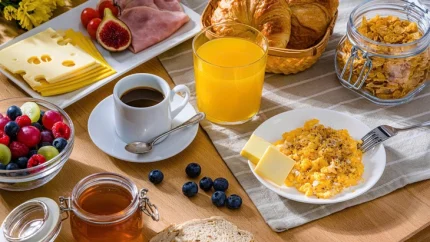 Cách kết hợp món ăn tốt cho bữa sáng 1 Bữa sáng cân bằng dinh dưỡng sẽ giúp tăng cường khả năng vận động, thể lực và sức khỏe trí não - Ảnh minh họa
