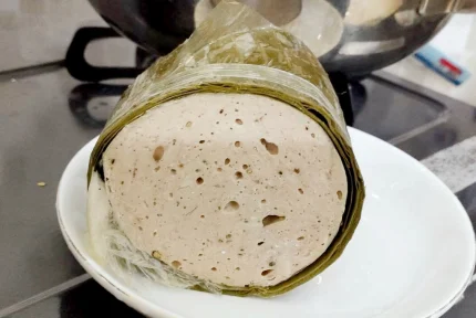 Nhiều cơ sở làm giò hiện nay quấn nilon bên trong cây giò. Ảnh: Giang Phạm