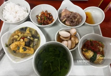 Một bữa cơm chứa lượng muối vượt xa nhu cầu của cơ thể, nhất là khi kết hợp món kho mặn, cà muối, nước chấm có thể khiến huyết áp tăng nhanh. Ảnh: Quang Minh.