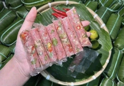 Bọc nilon là bí quyết giúp nem chua lên men an toàn. Ảnh minh họa