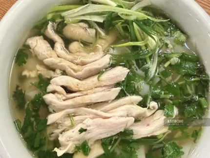Cách làm phở gà ít calo cuối tuần. Ảnh: Thùy Dương