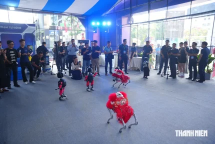 Từ nhập khẩu robot đến tham gia chuỗi giá trị công nghệ 2 Robot tương tác với khách tham quanẢNH: H.H