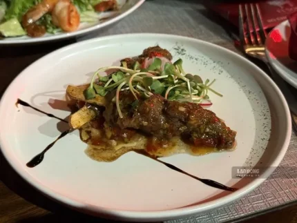 Kết hợp thịt nướng, món áp chảo với rau củ như salad, cà rốt, nấm, rau mầm... giúp bữa ăn đa dạng, cân đối, hạn chế nguy cơ béo phì. Ảnh: Quỳnh Như