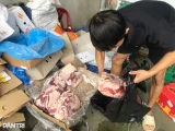Thùng thịt nhập khẩu được để trên sàn nhà, nhân viên chia vào các túi nilon màu đen để giao cho khách (Ảnh: Nam Bình)
